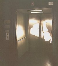 De zonverlichte liftkooi