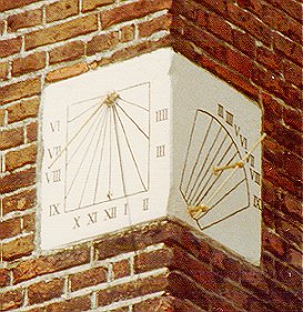 Dubbele verticale zonnewijzer (april 1984)
