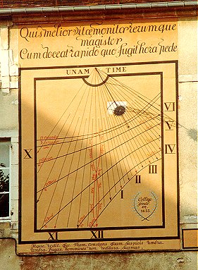 Verticale zonnewijzer, Noyers (augustus 1985)